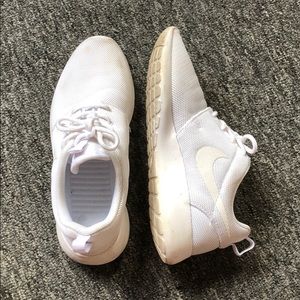 White Nike Roshe 1